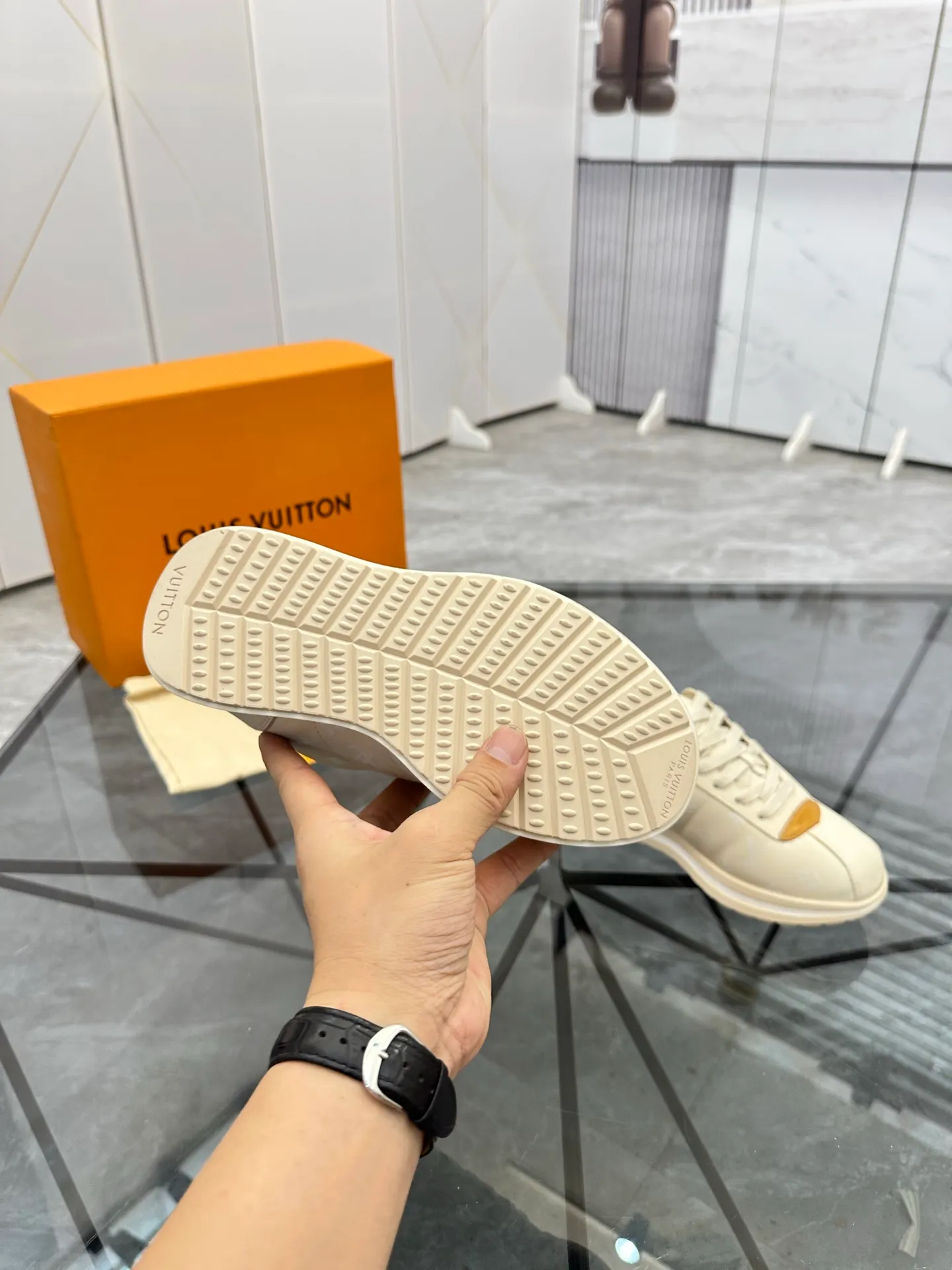 Men's shoes: 💰P700¥ Top quality Product trademark: LV* "Louis Vuitton*" low-top casual shoes Regular size: 35-45 (can be customized to 46) Couple style Product materials: Imported cowhide upper, breathable lining, original outsole. Number: two